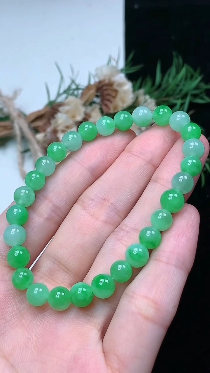 天然A货翡翠圆珠手串，尺寸6.9-28颗，重量:12.95g4月15日
工厂直销收藏佳品,种好水足，色泽均匀，有种有色，上手高大气！