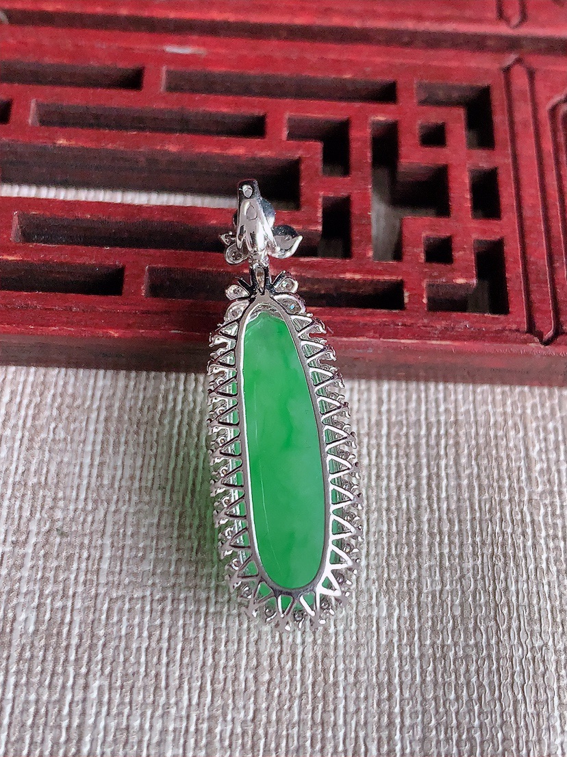 天然A货翡翠18K金伴钻镶嵌满绿福瓜吊坠 
尺寸35.8-11-9.8裸石23-7.5mm 重量4.48g 0414