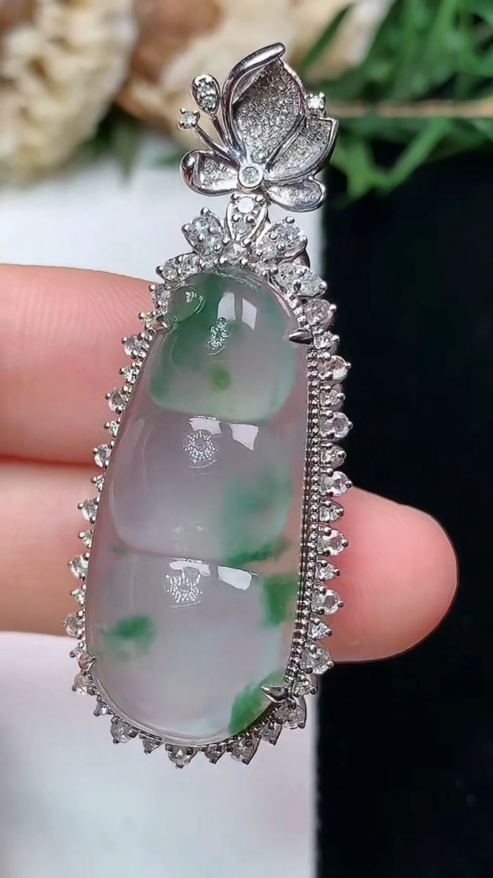 天然A货翡翠飘花福豆吊坠，尺寸46.3-18-11，裸石28.8-13.3，重量:7.37g
4月15日