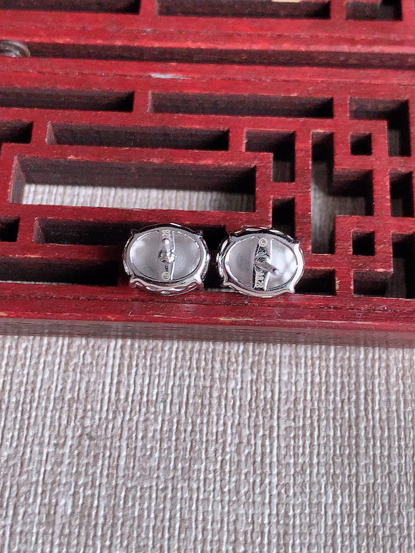 天然A货翡翠18K金镶嵌阳绿蛋面耳钉 
尺寸9.2-7.2mm 重量2.35g 0414