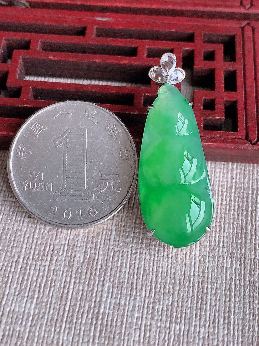 天然A货翡翠18K金伴钻镶嵌阳绿四季豆福豆平安豆吊坠 
尺寸36-29.5-13.2-10.2mm 重量6.55g 0414