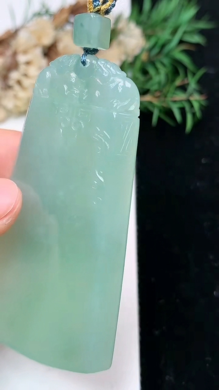 天然A货翡翠仿古无事牌吊坠，尺寸62.7-35.7-5.2，重量:30.00g
4月15日