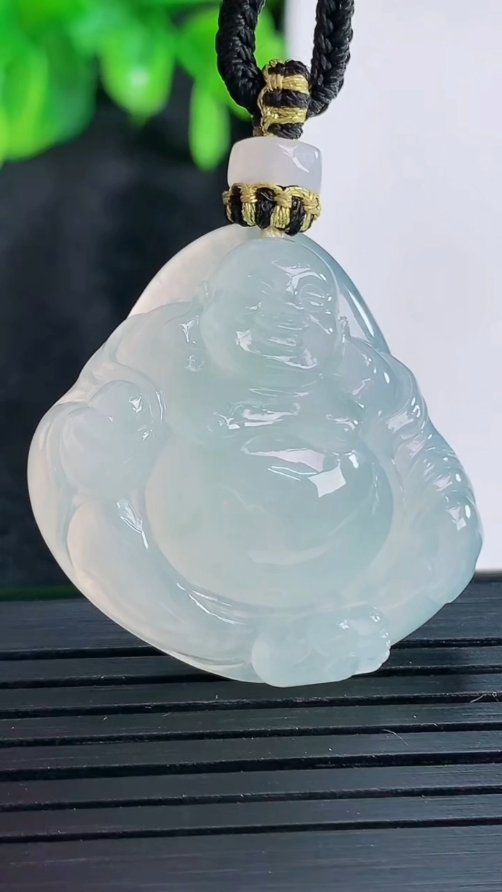 天然A货翡翠逍遥佛吊坠尺寸30.8-31.7-8.9重量:17.00g
4月15日