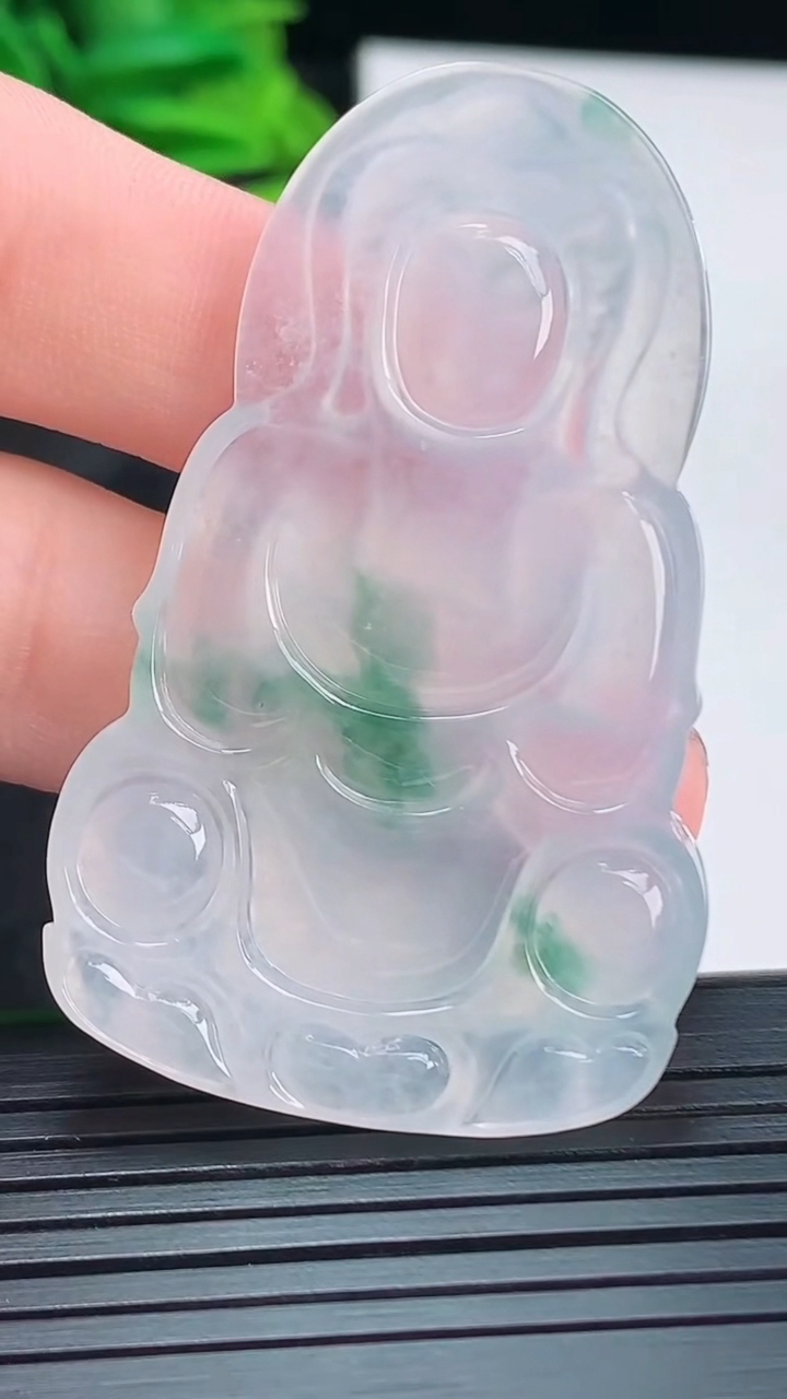 天然A货翡翠种飘花观音菩萨吊坠尺寸50.6-31.1-4.3重量:13.99g
4月15日