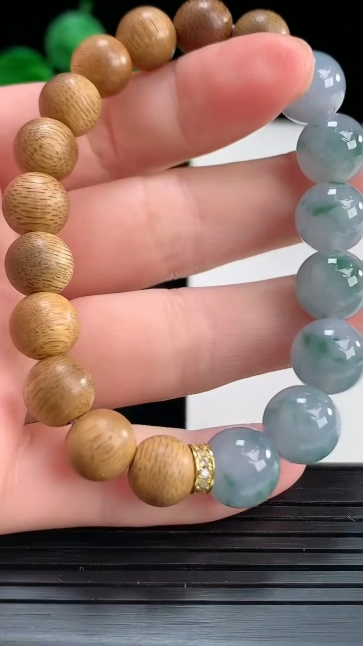 天然A货翡翠紫罗兰飘花圆珠手串尺寸9.7重量:15.01g4月15日
工厂直销收藏佳品,种好水足，色泽均匀，有种有色，上手高大气！