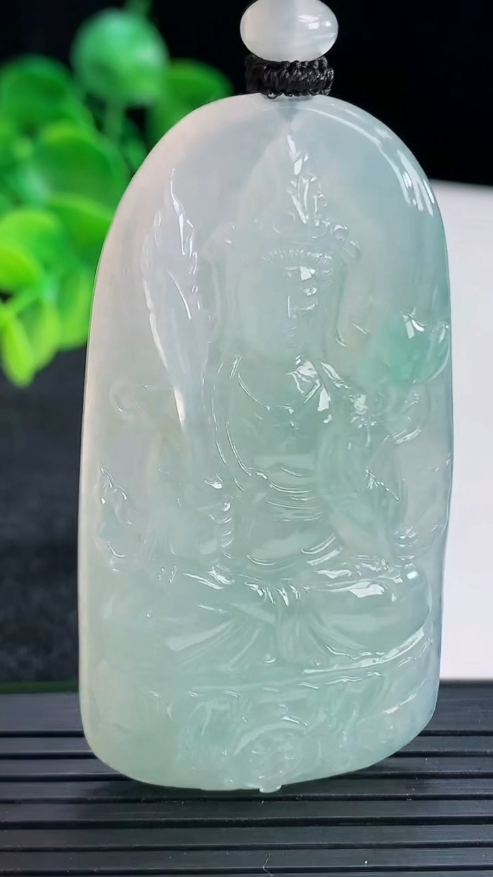 天然A货翡翠虚空藏菩萨吊坠尺寸59.4-32-8.4重量:39.46g
4月15日