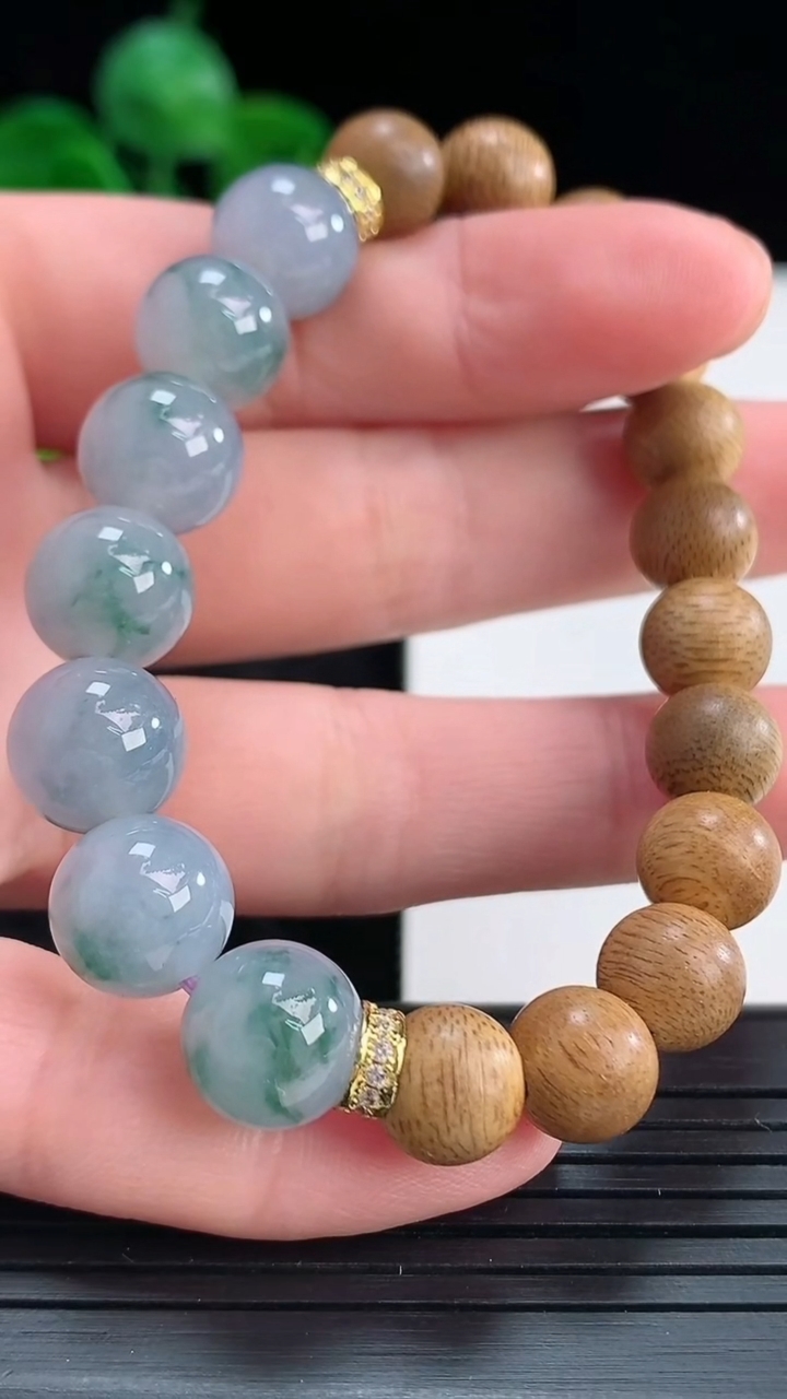 天然A货翡翠紫罗兰飘花圆珠手串尺寸9.7重量:15.01g4月15日
工厂直销收藏佳品,种好水足，色泽均匀，有种有色，上手高大气！