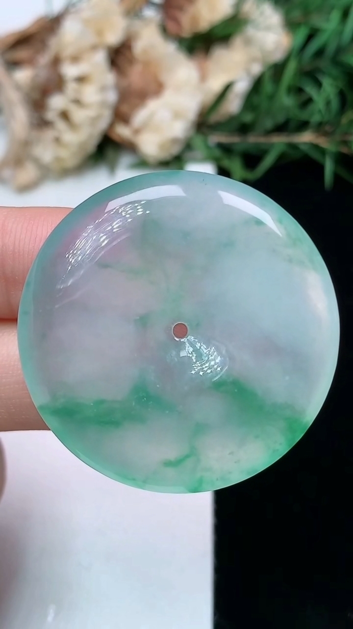 天然A货翡翠平安扣吊坠，尺寸33.9-6，重量:14.17g
4月15日