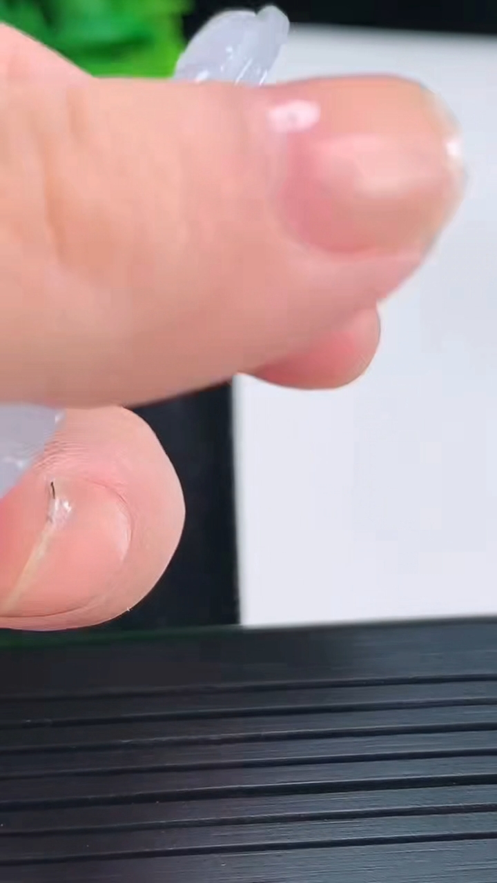 天然A货翡翠种飘花观音菩萨吊坠尺寸50.6-31.1-4.3重量:13.99g
4月15日