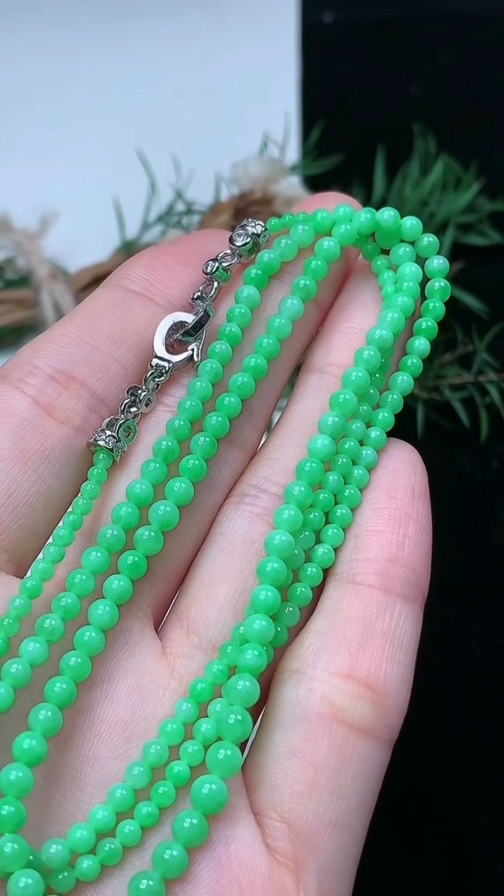 天然A货翡翠小米珠项链，尺寸3.9-195颗，重量:11.20g4月15日
工厂直销收藏佳品,种好水足，色泽均匀，有种有色，上手高大气！