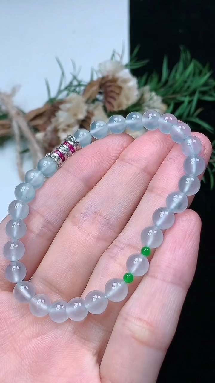 天然A货翡翠白冰圆珠手串，尺寸5.9-29颗，重量:11.00g4月15日
工厂直销收藏佳品,种好水足，色泽均匀，有种有色，上手高大气！