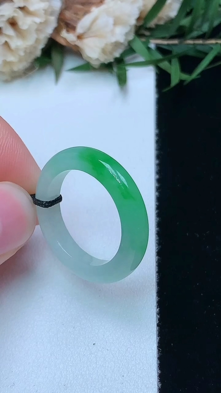 天然A货翡翠指环戒指，尺寸16.8-3.7-3.5，重量:2.73g2026年4月15日
工厂直销收