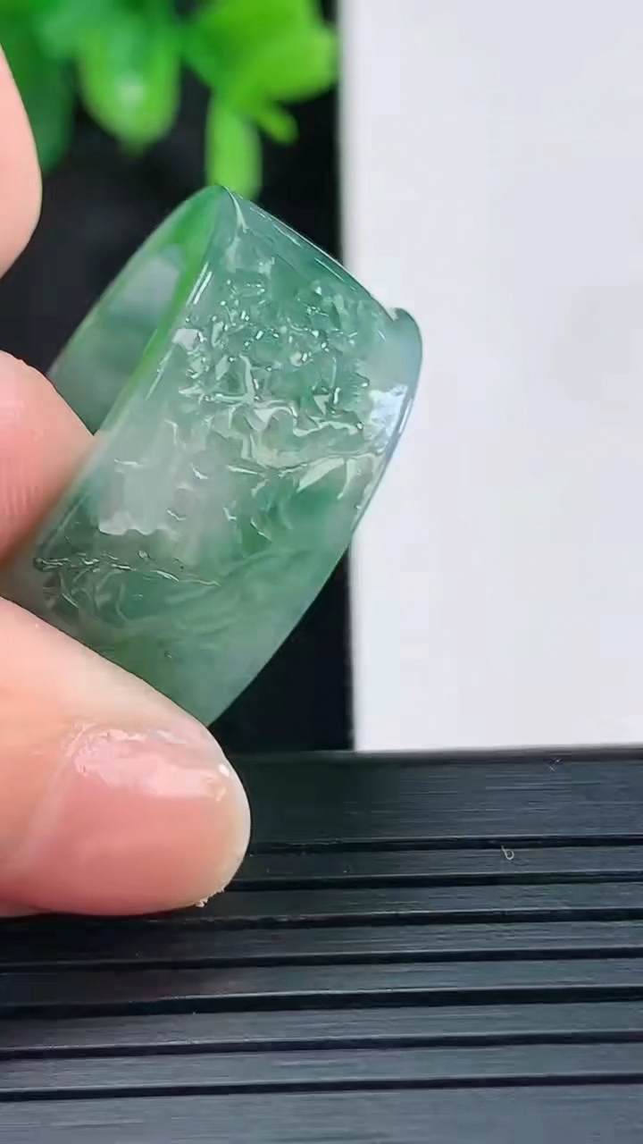 天然A货翡翠指环扳指尺寸21.3-12.5-3.7重量:11.25g2026年4月15日
工厂直销收藏佳品,种好水足，色泽均匀，有种有色，上手高大气！