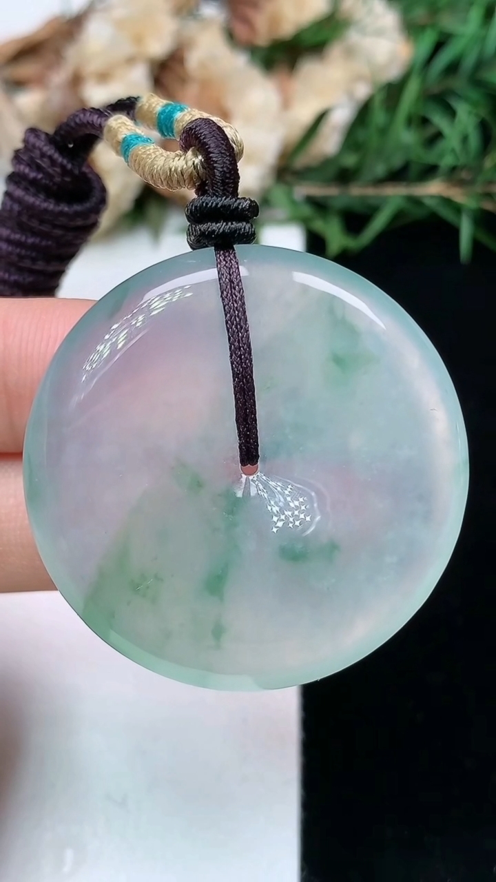 天然A货翡翠平安扣吊坠，尺寸35.9-6.2，重量:18.60g
4月15日