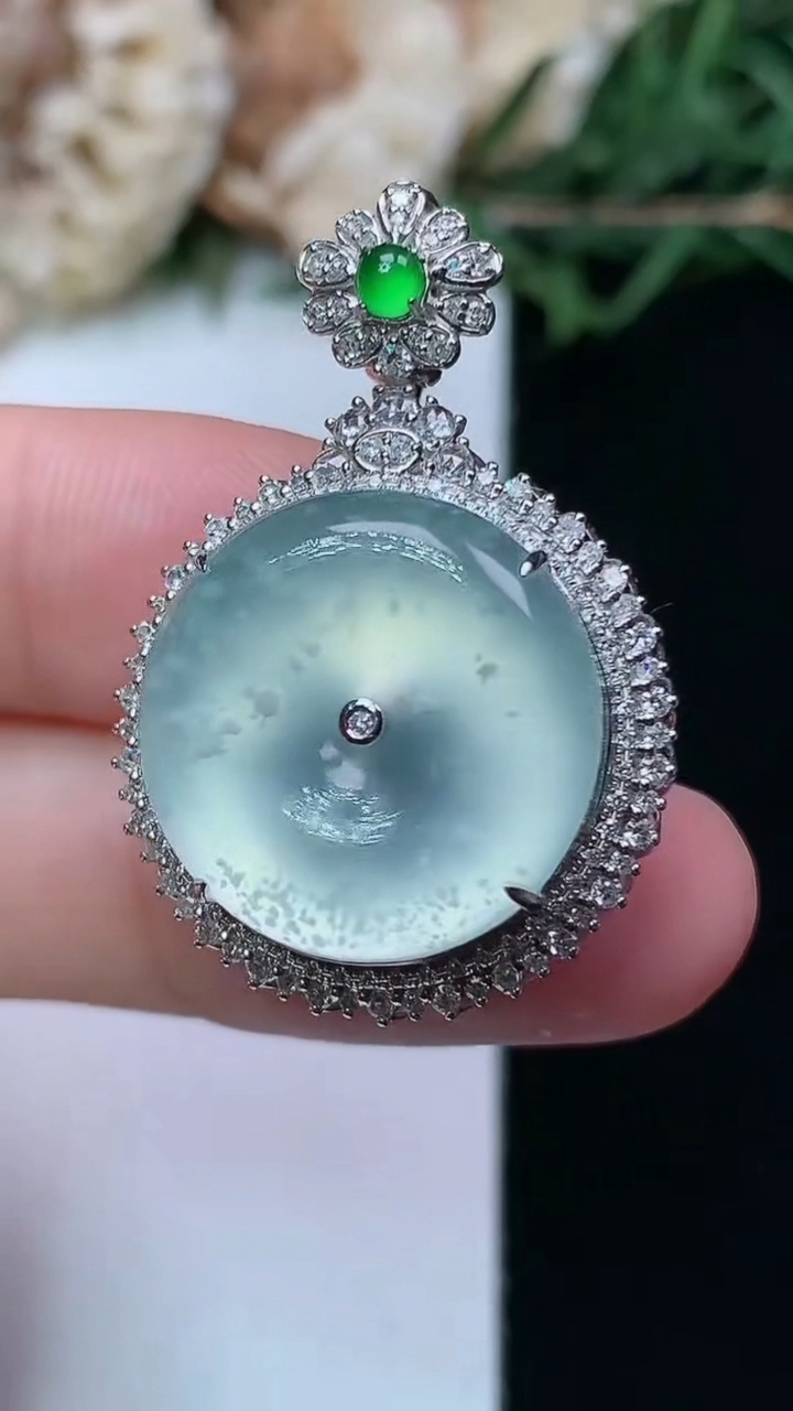 天然A货翡翠白冰平安扣吊坠，尺寸32-21.6-11.6，裸石17，重量:7.02g
4月15日