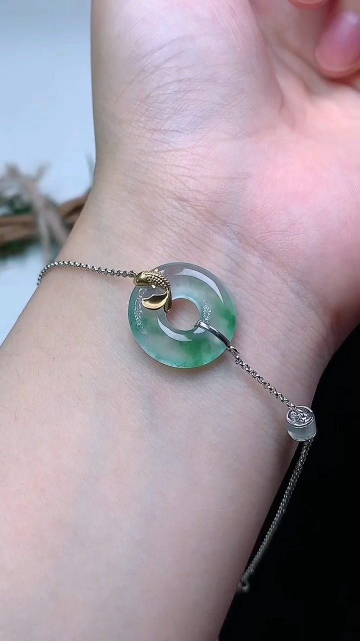 天然A货翡翠平安环手链，尺寸16.8-2.8，重量:3.03g
4月15日