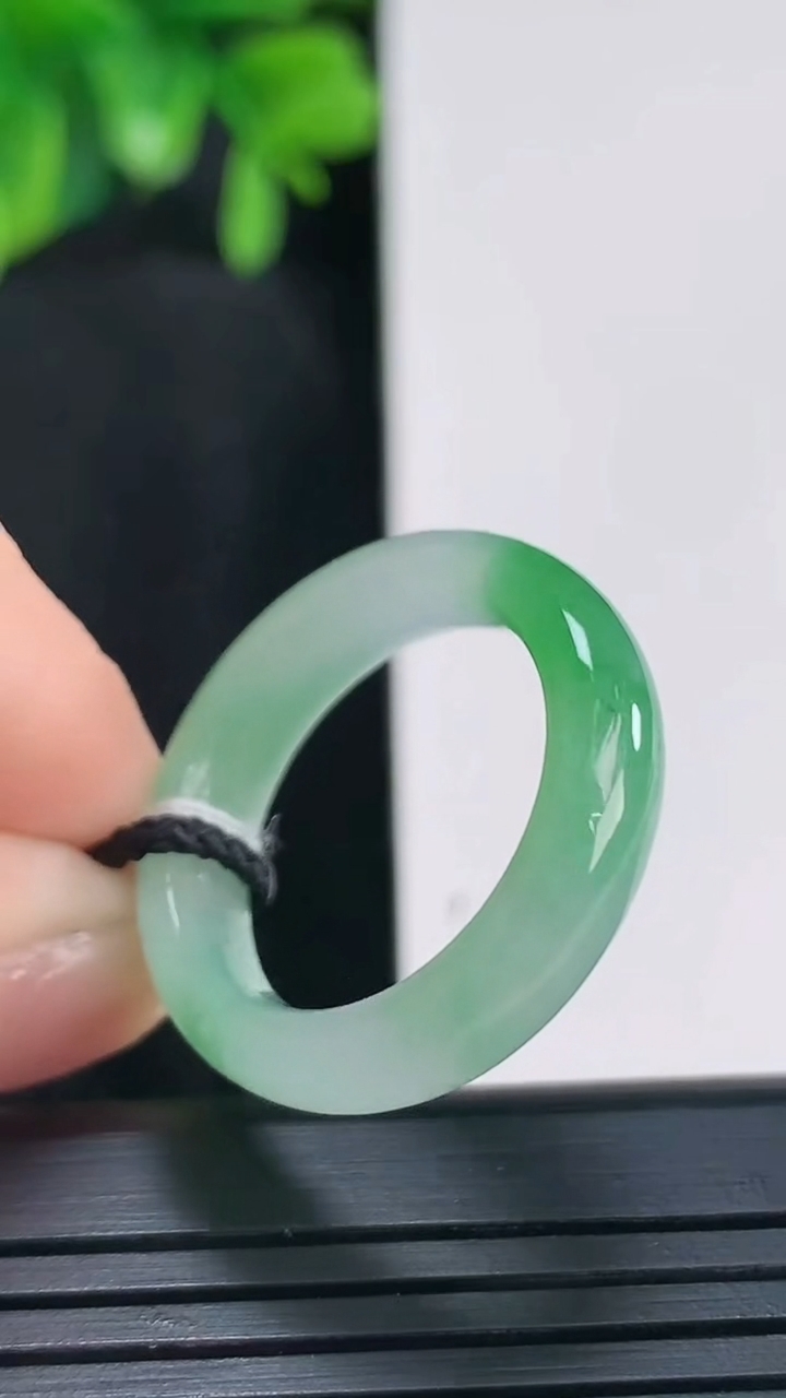 天然A货翡翠指环戒指尺寸18.7-5.6-3.5重量:4.14g2026年4月15日
工厂直销收藏佳品,种好水足，色泽均匀，有种有色，上手高大气！