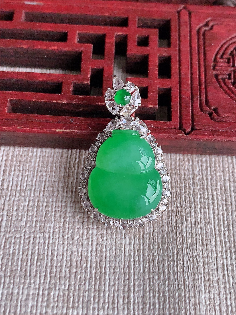 天然A货翡翠18K金伴钻镶嵌满绿葫芦吊坠 
尺寸27.2-16-7.5裸石15-12.5mm 重量4