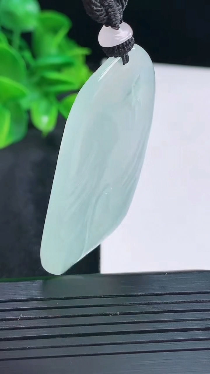 天然A货翡翠悟道吊坠尺寸52.5-25.2-5.7重量:18.08g
4月15日