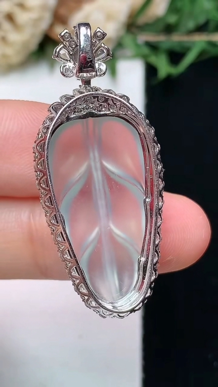 天然A货翡翠白冰金枝玉叶 叶子吊坠，尺寸38.6-16.6-8.6，重量:4.62g
4月15日