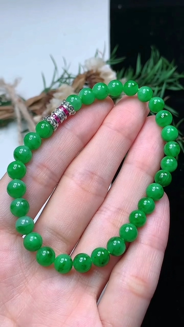 天然A货翡翠圆珠手串，尺寸6-29颗，重量:11.69g4月15日
工厂直销收藏佳品,种好水足，色泽