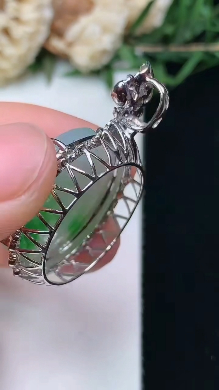 天然A货翡翠无事牌吊坠，尺寸33.8-24-8.8，裸石20.3，重量:5.44g
4月15日