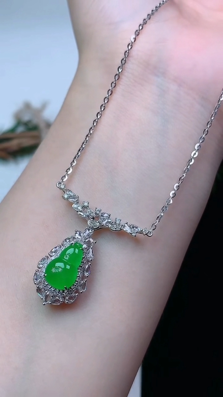 天然A货翡翠葫芦项链，尺寸10.9-6.8，重量:4.45g
4月15日