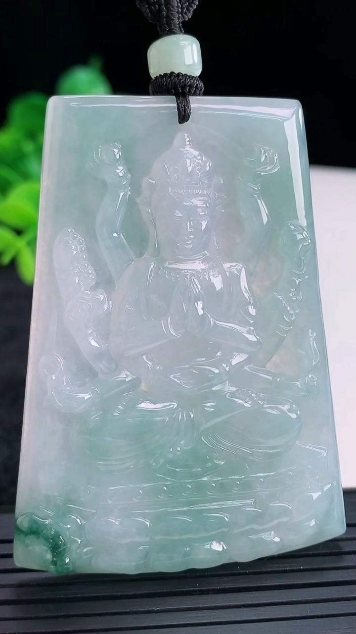 天然A货翡翠飘花千手观音吊坠尺寸64.9-47.6-5.5重量:44.71g
4月15日