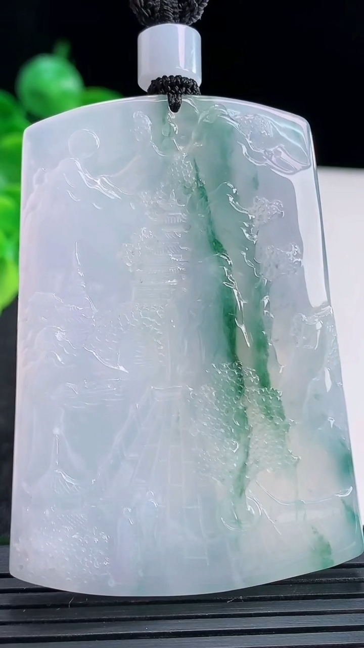 天然A货翡翠紫罗兰飘花山水牌吊坠尺寸62.4-44.9-5.2重量:44.30g
4月15日