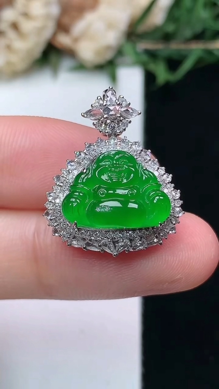 天然A货翡翠佛公吊坠，尺寸22-18.3-9.2，裸石9.8-13.7，重量:3.57g
4月15日