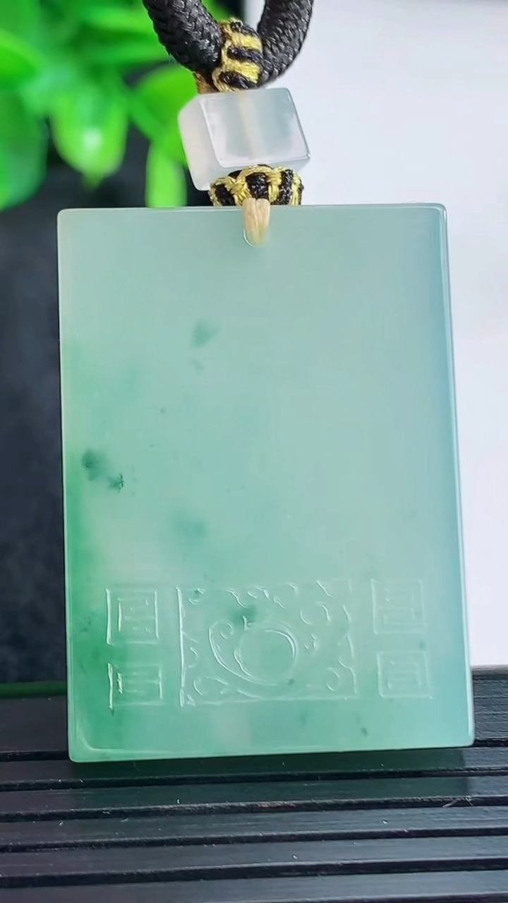 天然A货翡翠飘花仿古无事牌吊坠尺寸37.5-26.9-5.4重量:26.13g
4月15日