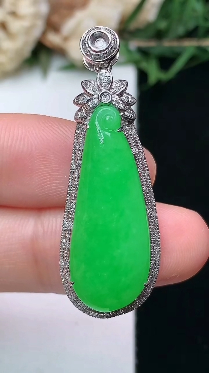 天然A货翡翠福瓜吊坠，尺寸38.6-13.7-7.8，裸石26.6-10.5，重量:5.21g
4月