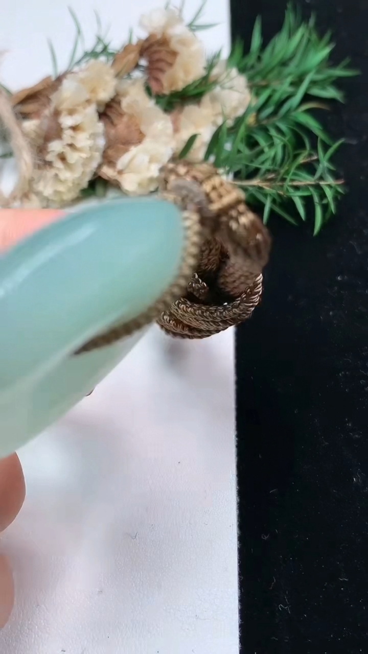 天然A货翡翠平安扣吊坠，尺寸42.5-10.3，重量:41.33g
4月15日