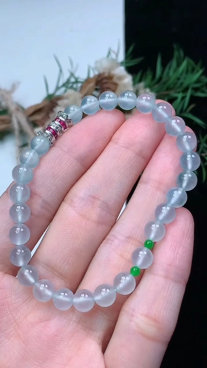 天然A货翡翠白冰圆珠手串，尺寸5.9-29颗，重量:11.00g4月15日
工厂直销收藏佳品,种好水足，色泽均匀，有种有色，上手高大气！