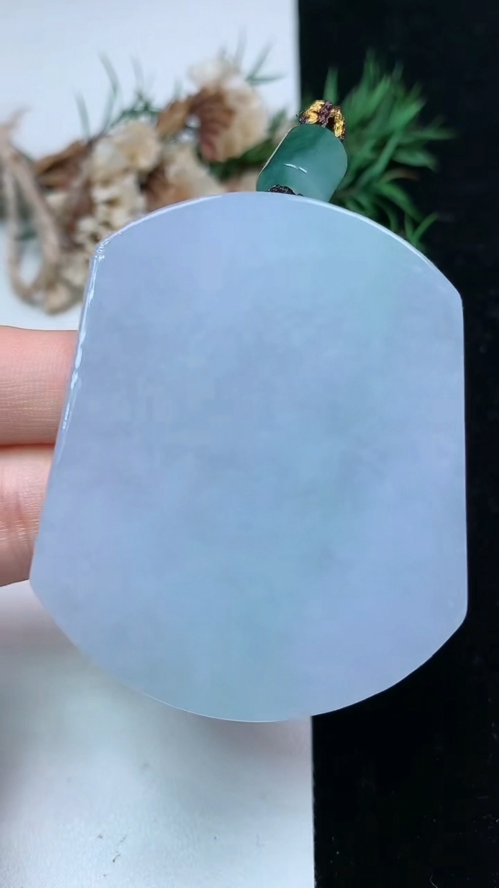 天然A货翡翠春带彩 紫罗兰佛头吊坠，尺寸54.4-44.8-12.4，重量:84.00g
4月15日