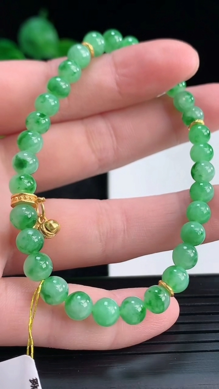 天然A货翡翠圆珠手串尺寸5.4-32颗重量:10.39g4月15日
工厂直销收藏佳品,种好水足，色泽均匀，有种有色，上手高大气！