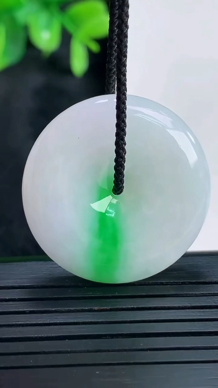 天然A货翡翠平安扣吊坠尺寸294-6.2重量:11.71g
4月15日