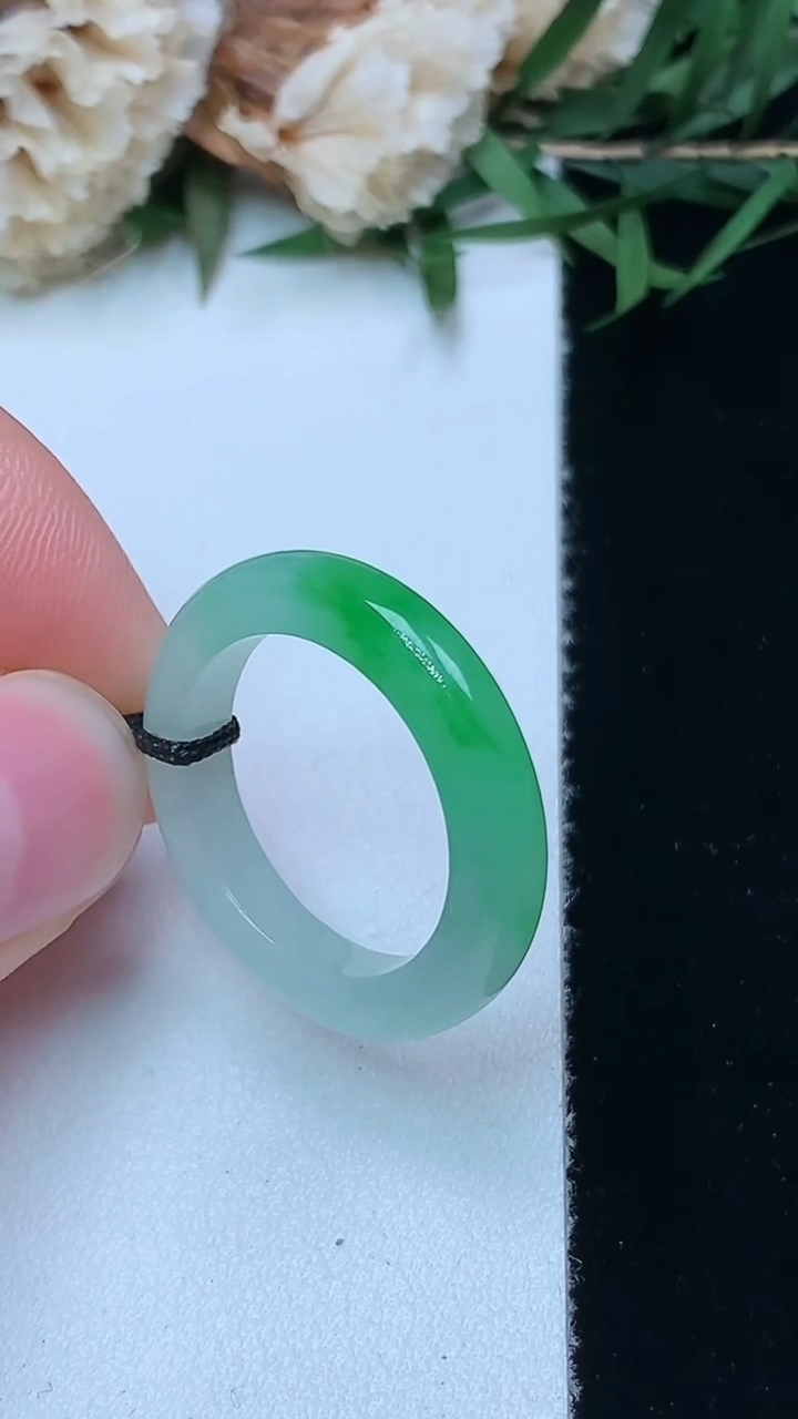 天然A货翡翠指环戒指，尺寸16.8-3.7-3.5，重量:2.73g2026年4月15日
工厂直销收