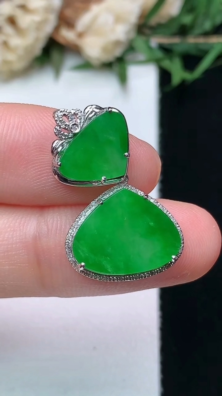 天然A货翡翠水滴吊坠，尺寸25-15.2-5，裸石10.7-13.5，重量:2.28g
4月15日，