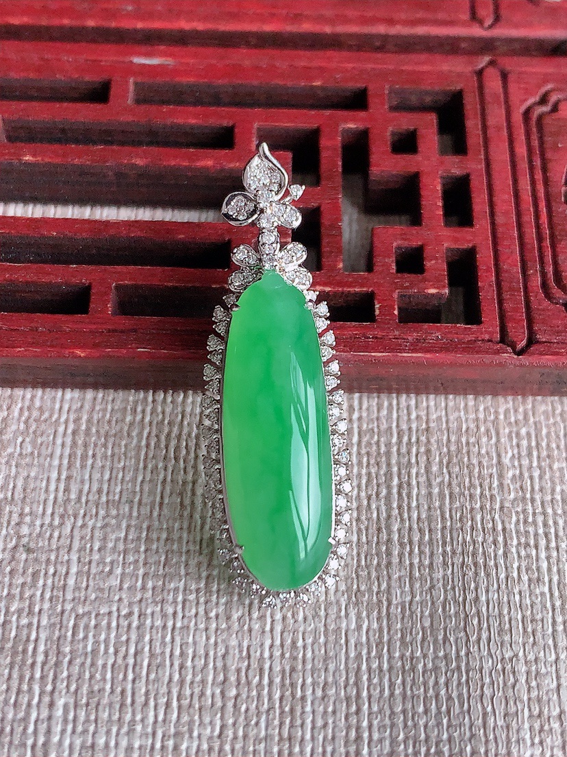 天然A货翡翠18K金伴钻镶嵌满绿福瓜吊坠 
尺寸35.8-11-9.8裸石23-7.5mm 重量4.48g 0414