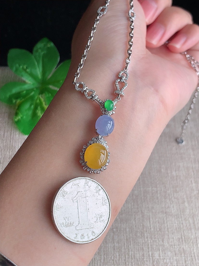 天然A货翡翠18K金伴钻镶嵌三彩蛋面宴会款项链 
尺寸10-8.8-7.4mm 重量7.46g 0414