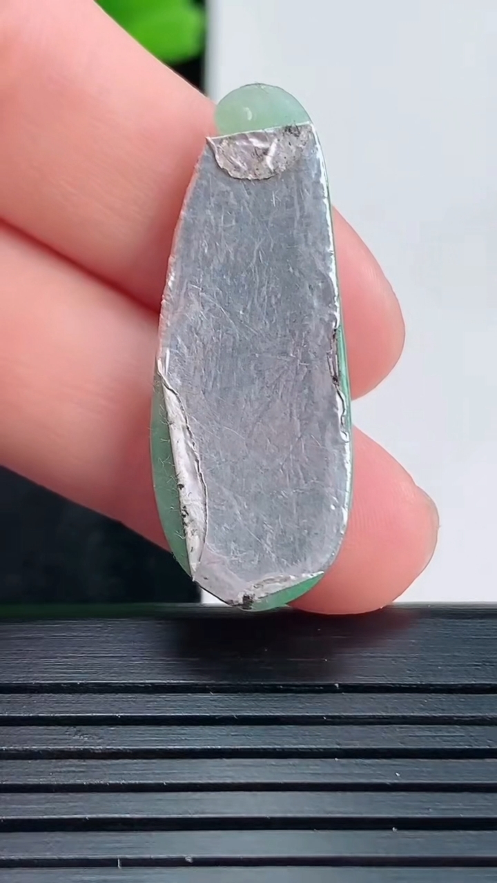 天然A货翡翠福瓜镶嵌件尺寸33.3-12.4-2.8重量:2.80g
4月15日