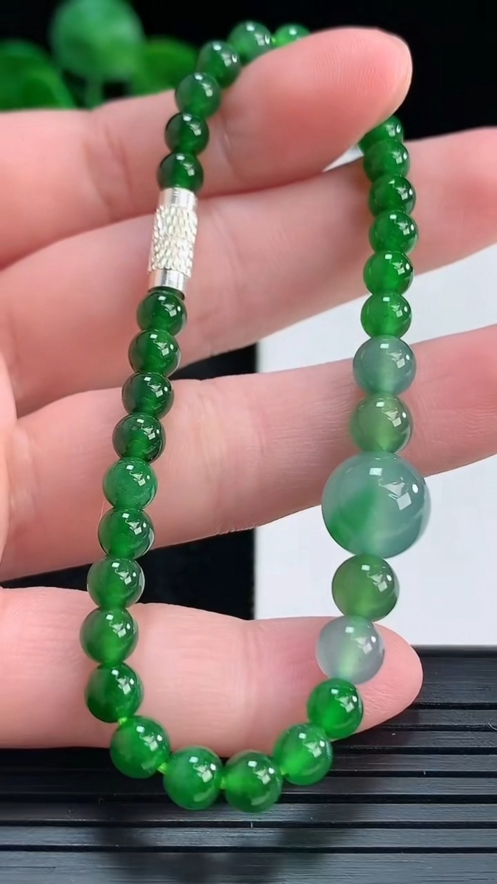 天然A货翡翠圆珠手串尺寸4.8-9.8重量:9.49g4月15日
工厂直销收藏佳品,种好水足，色泽均匀，有种有色，上手高大气！