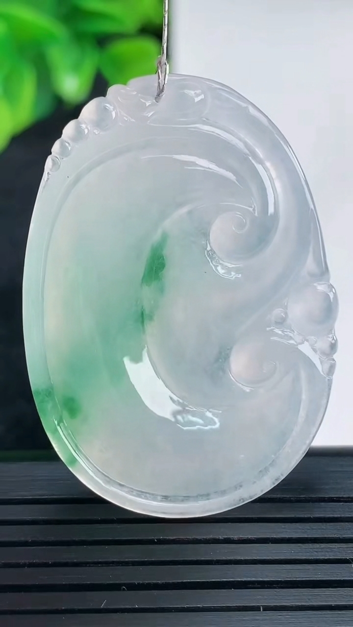 天然A货翡翠飘花如意吊坠尺寸44.4-32.4-5.4重量:15.83g
4月15日