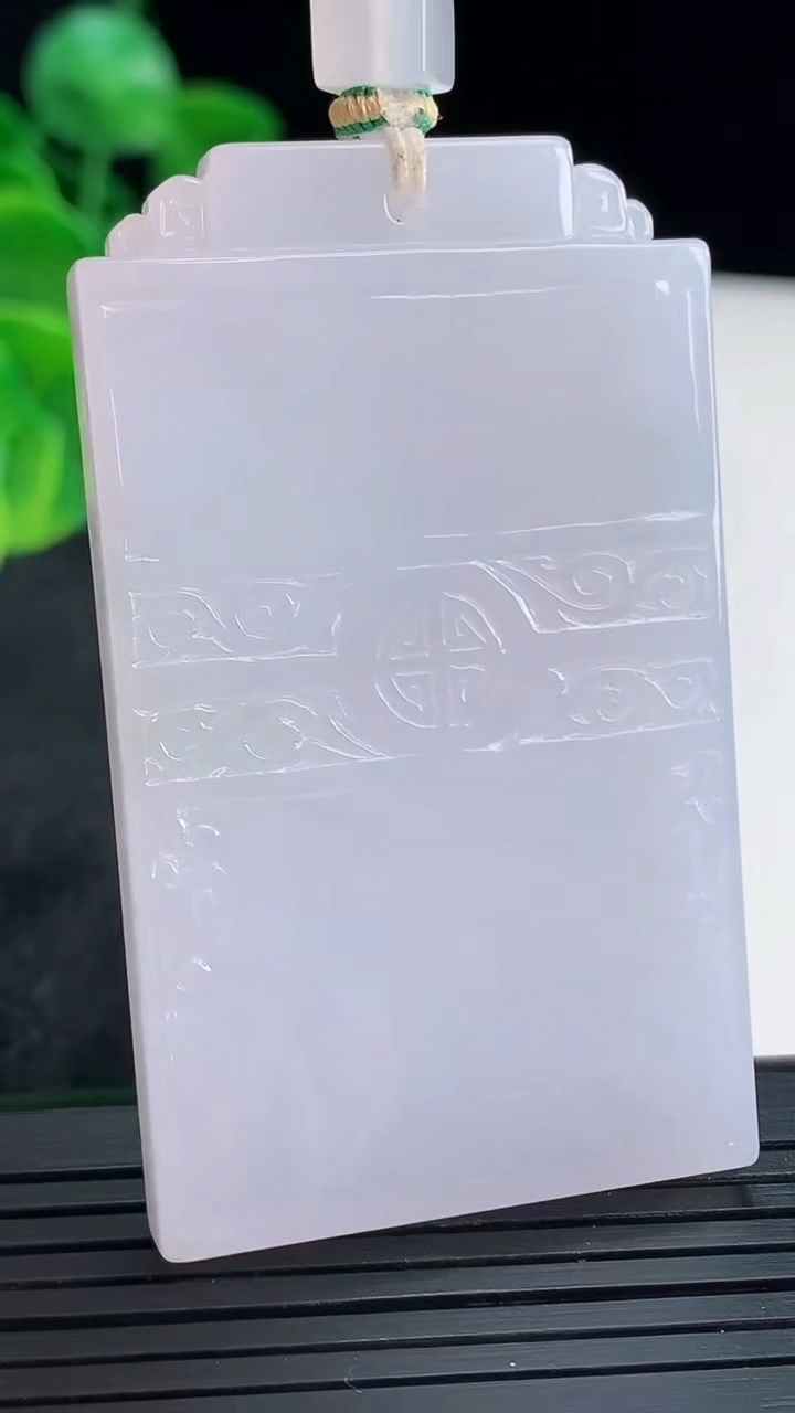 天然A货翡翠紫罗兰仿古无事牌吊坠尺寸58.3-34.2-5.8重量:45.31g
4月15日