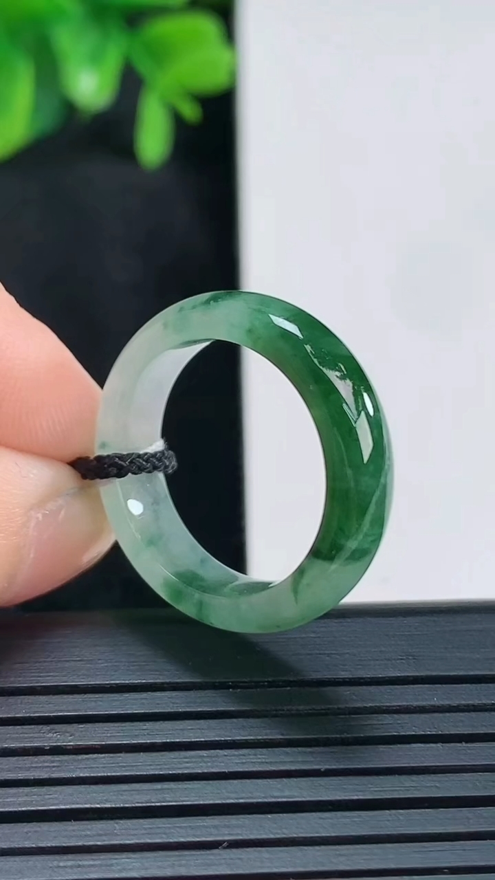 天然A货翡翠飘花指环戒指尺寸18.1-5.7-3重量:3.58g2026年4月15日
工厂直销收藏佳
