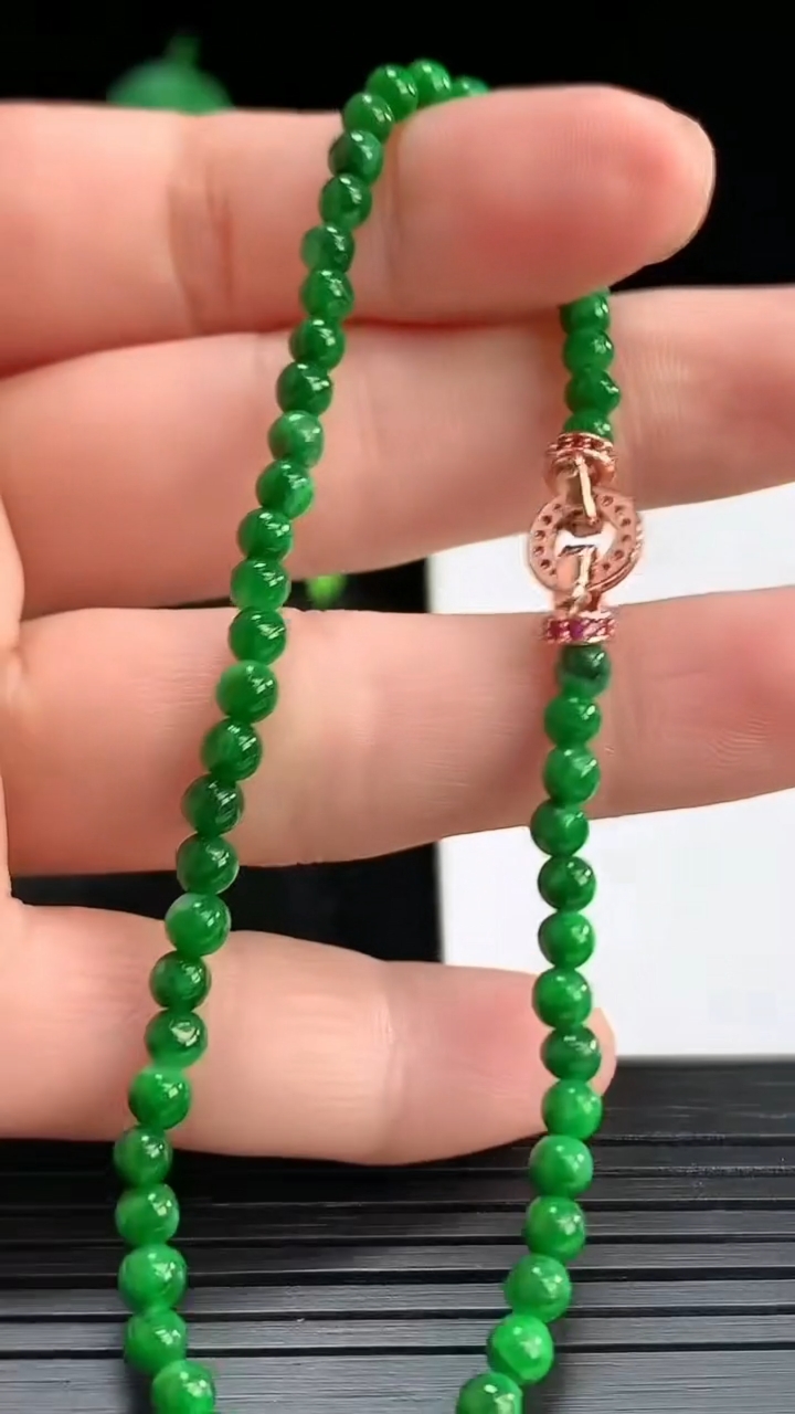 天然A货翡翠小米珠手串尺寸3.3重量:4.32g4月15日
工厂直销收藏佳品,种好水足，色泽均匀，有种有色，上手高大气！