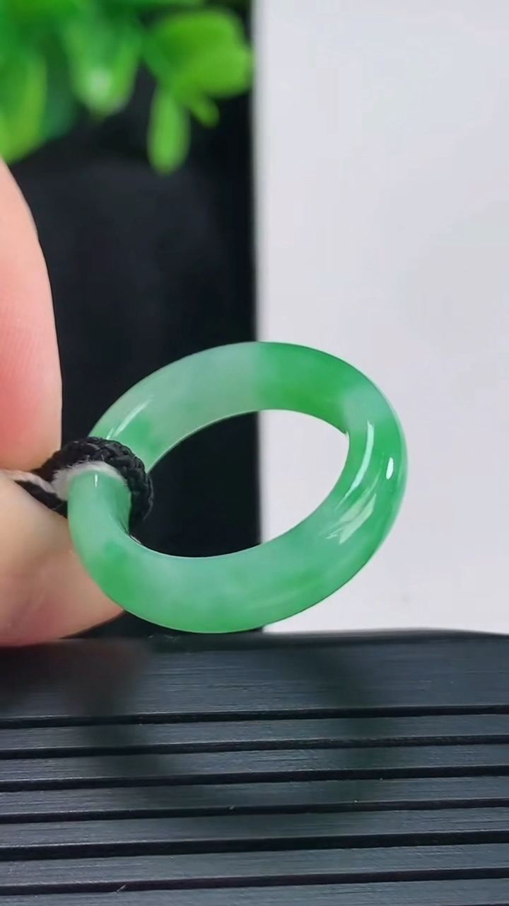 天然A货翡翠指环戒指尺寸16.-25.4-3.4重量:3.55g2026年4月15日
工厂直销收藏佳品,种好水足，色泽均匀，有种有色，上手高大气！