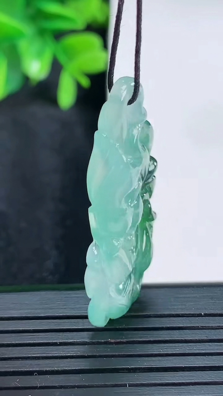 天然A货翡翠飘花九尾狐吊坠尺寸38.3-18.1-5.3重量:5.94g
4月15日