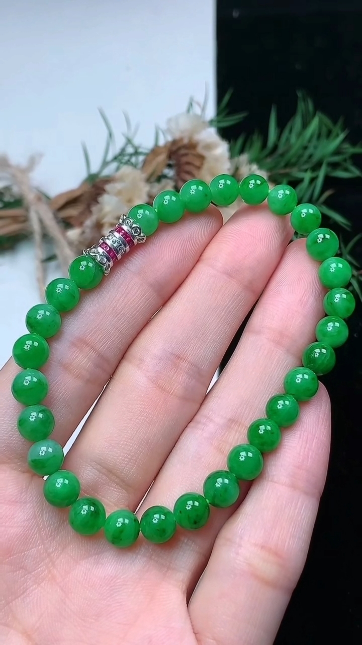 天然A货翡翠圆珠手串，尺寸6-29颗，重量:11.69g4月15日
工厂直销收藏佳品,种好水足，色泽均匀，有种有色，上手高大气！